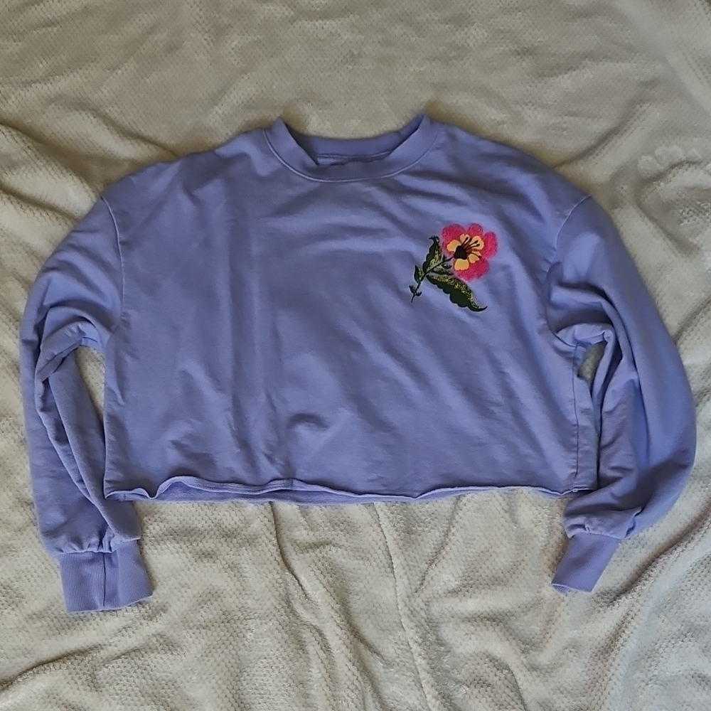 Lavender Cropped Sweatshirt with Floral Embroidery